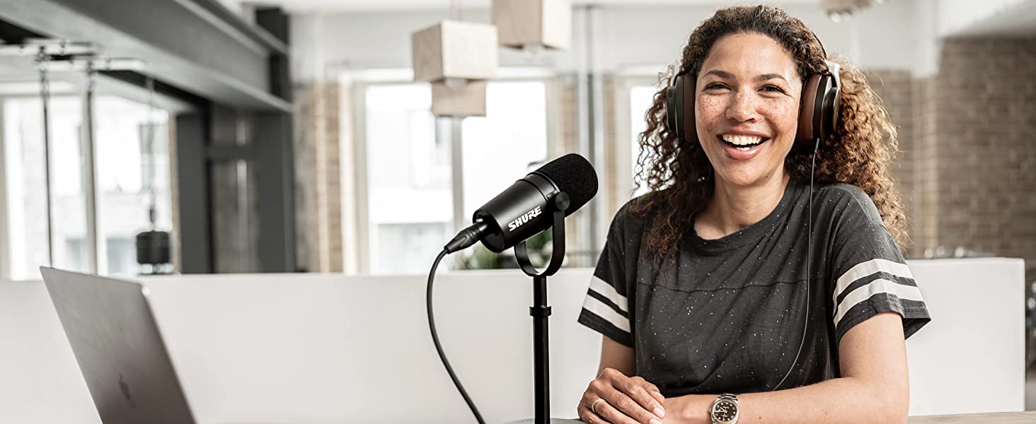 Мікрофон Shure MV7X XLR – Динамічний мікрофон для подкастів та вокалу, з технологією ізоляції звуку, чорний