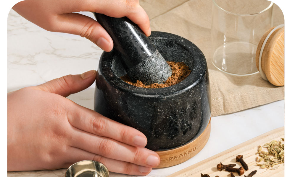 Гранітний ступка з толуштою (маленька) - для дрібного помелу - з підставкою з екологічної деревини FSC® - легко миється