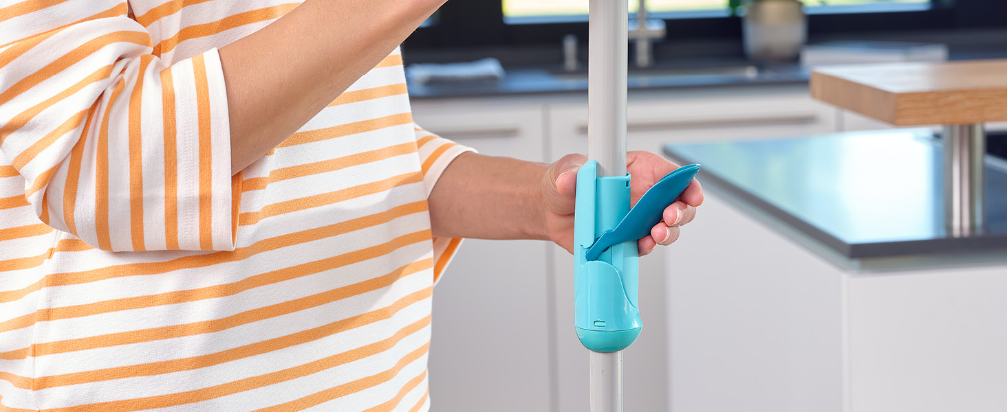 Leifheit CLEAN Twist M Ergo 2.0 – набір для прибирання: плоска швабра з мікрофібри для вологого догляду за паркетом, ламінатом і дерев'яною підлогою, система віджиму, Click-System, насадка Supersoft