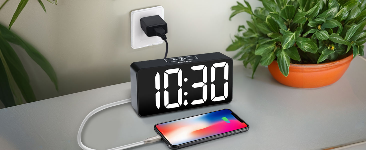 LED-годинник Eachui з USB-зарядкою, великий дисплей, регулювання яскравості та гучності, повторний сигнал, 12/24 год, цифровий годинник, живлення від мережі (чорний & білий)