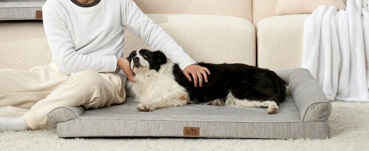 Ортопедичне ліжко для собак середнього розміру COZY KISS з знімним, пральним чохлом. Підтримує хребет, водонепроникні бортики та протиковзна основа. Розмір: 91x69x16 см, колір: сріблясто-сірий