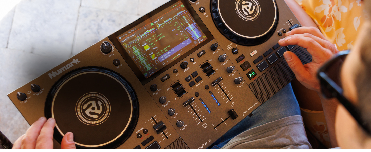 Numark Mixstream Pro Go: Портативний DJ-контролер з акумулятором, мікшер з розділенням STEM, динамік, Wi-Fi, сенсорний екран, сумісний з Serato DJ
