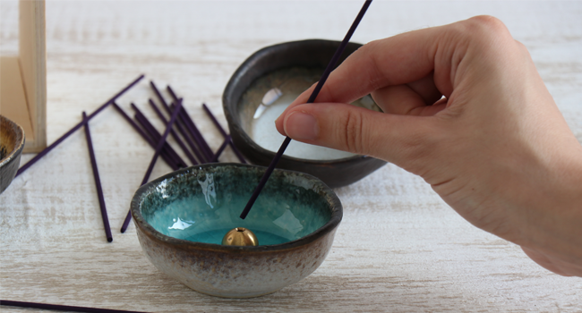 Asayu Japan Incense Holder - Blue Lotus - For 10cm Incense Sticks, Made in Japan, Traditional Ceramic Ash Catcher, Includes Removable Brass Stand - For Yoga, Meditation, and Relaxation