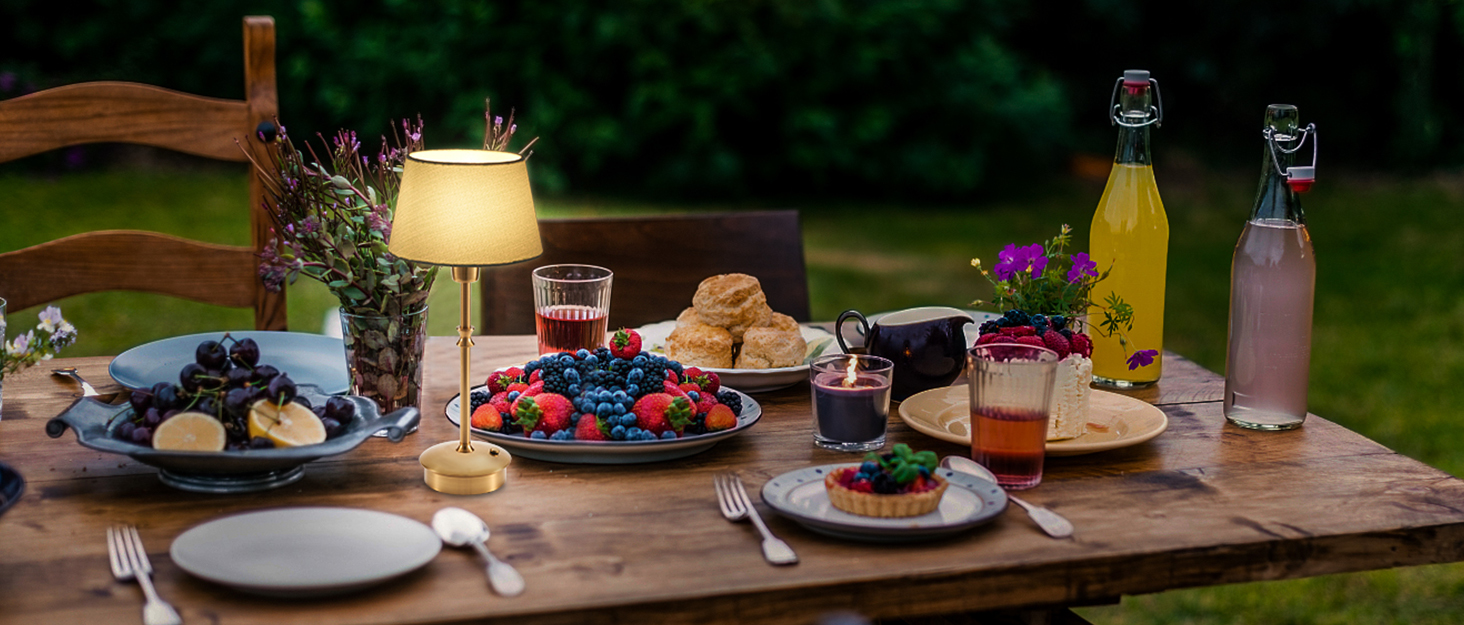 Акумуляторна настільна лампа: портативна, бездротова з регулюванням яскравості, для дому та саду. Тканинний абажур, металевий каркас білого кольору