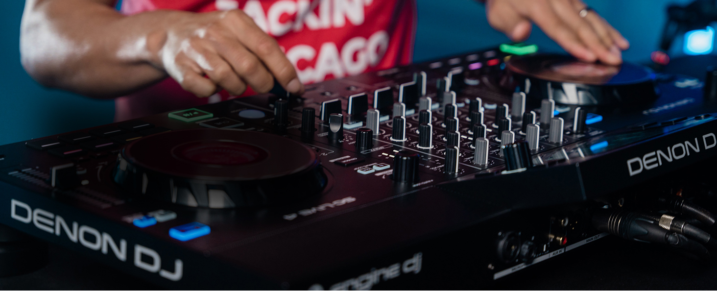 DJ контролер Denon DJ SC LIVE 4: 4 деки, Stem-розділення, Wi-Fi, вбудовані динаміки, сумісність з Serato DJ та Virtual DJ