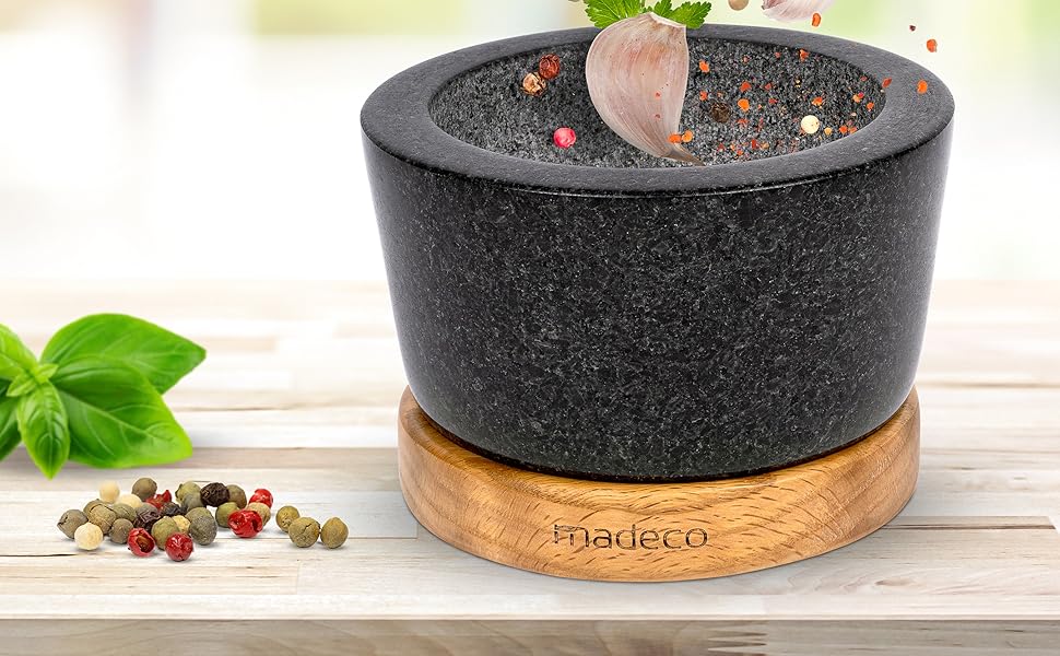 Кухонний гранiтний ступка з товкачем на дерев'яній підставці madeco, 14,5 см, для спецій, трав і горіхів, набір ступка та товкач з дуба