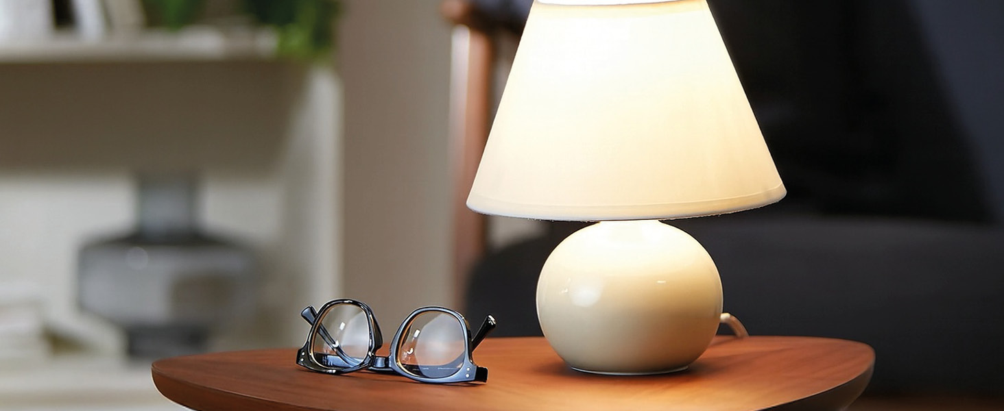 BRILLIANT Primo: стильна настільна лампа з тканинним абажуром – маленька лампа для нічного столика, спальні та вітальні – патрон E14 та вимикач – білий