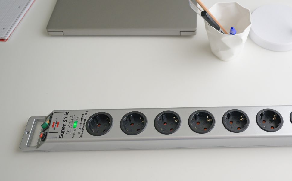 Бренненштуль Super-Solid, мережевий фільтр 8 розеток з захистом від перенапруги (многорозетка з 2,5м кабелем та вимикачем - з ударостійкого полікарбонату) срібний