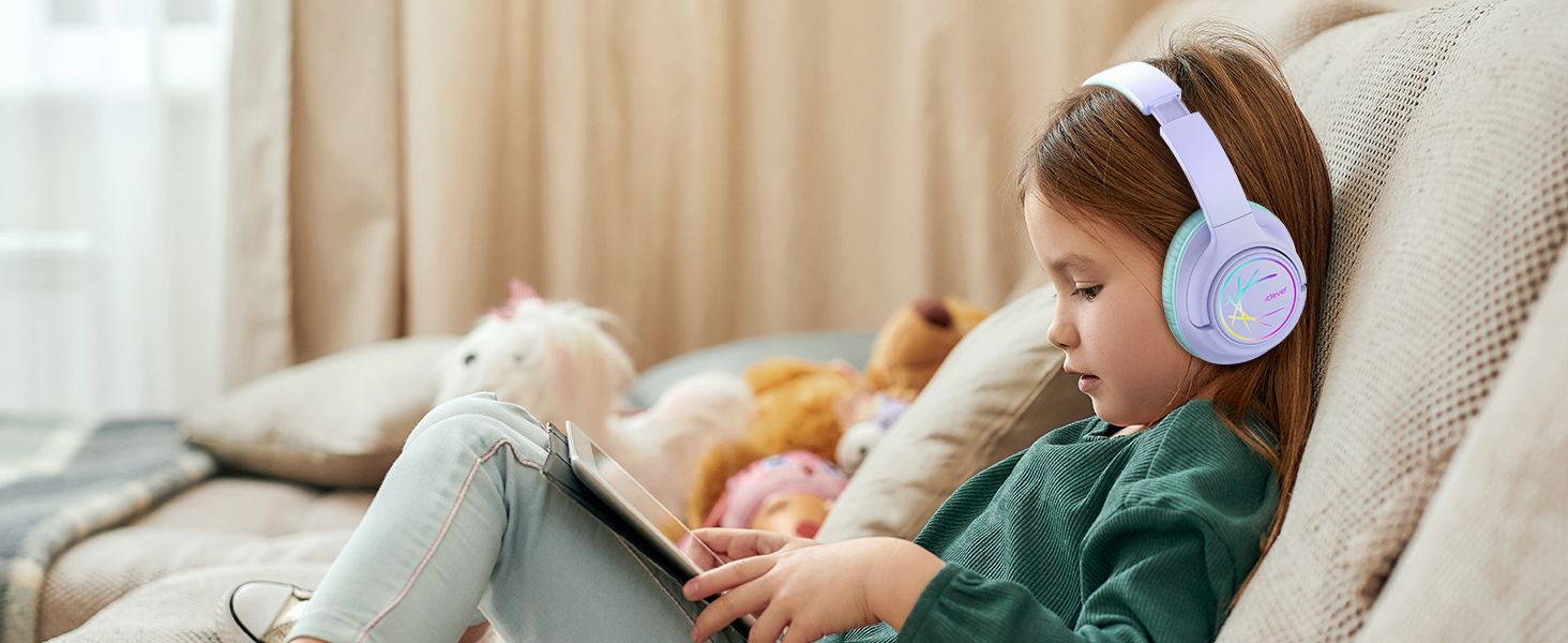 iClever Бездротові навушники для дітей з LED-підсвіткою, обмеження гучності 74/85дБ, 43 години роботи, стерео звук, Type-C, AUX-кабель, Bluetooth 5.3, для планшетів/подорожей (Чорний та фіолетовий)