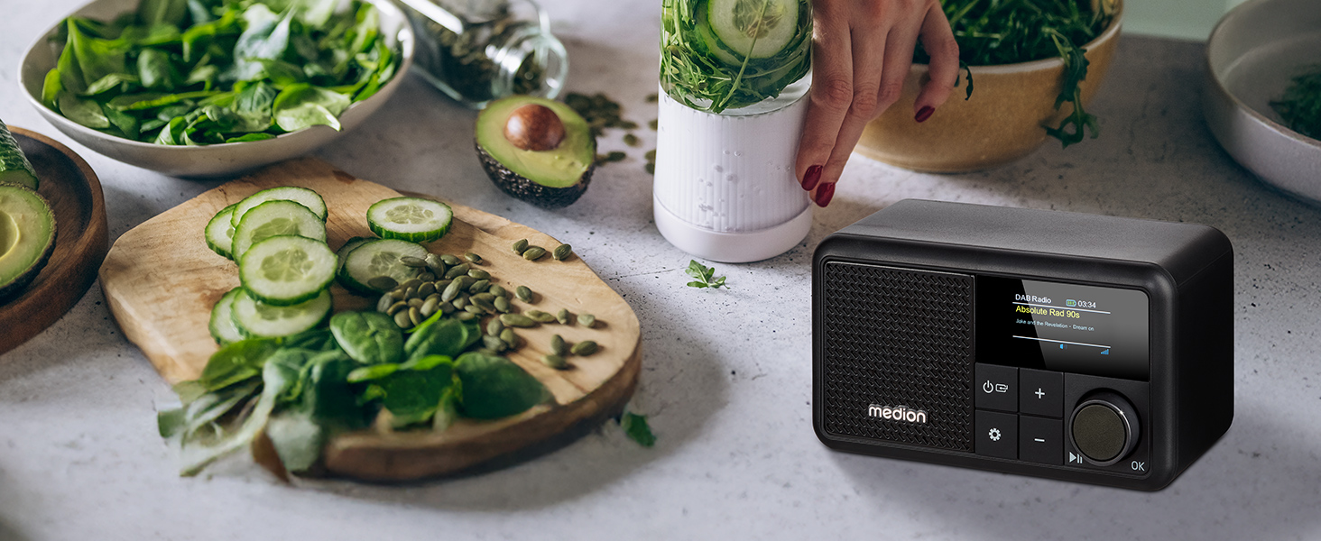 MEDION S66822 Портативне міні-радіо DAB+ з Bluetooth, акумулятор до 6,5 годин, дисплей, телескопічна антена, таймер сну, будильник, AUX, USB-C, зелений (чорний)