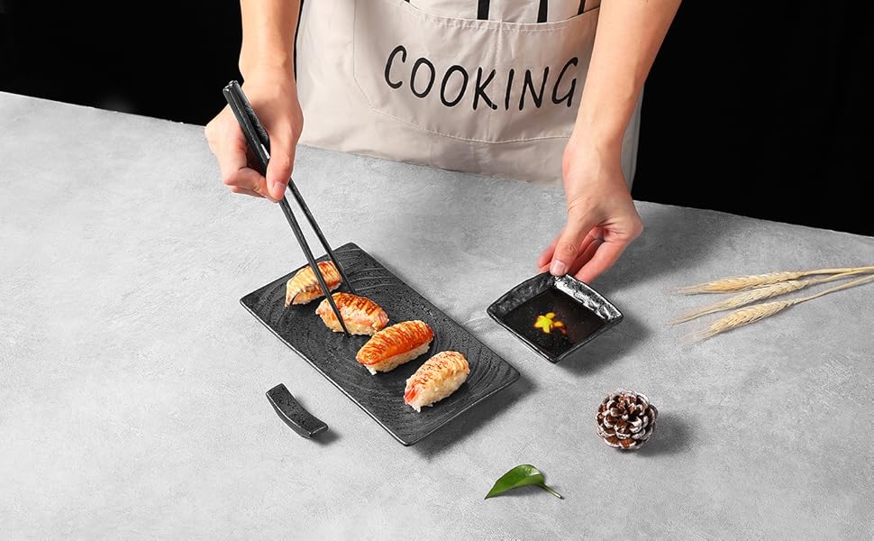 Набір посуду Юда Суші з кераміки, 8 предметів – японський посуд для 2 осіб (2 тарілки, миски для соєвого соусу, палочки та підставка) – високоякісна кераміка, придатний для мікрохвильової печі та миття в посудомийній машині – елегантний подарунок (1 набір суші)