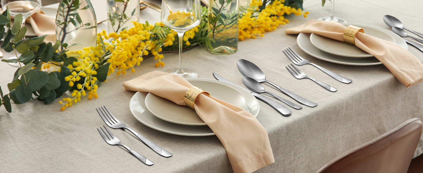 Набір столових приборів на 8 осіб, 40 предметів: ножі, виделки, ложки. Виготовлений з нержавіючої сталі, дзеркально відполірований, придатний для миття в посудомийній машині. Сріблястий колір.