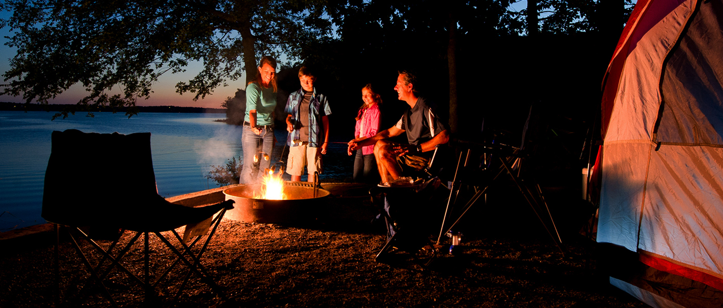 Набір аксесуарів для гриля 4 шт. з високоякісним гриль-посудом (щипці, лопатка, виделка, щітка та сумка) для приготування їжі на задньому дворі, кемпінгу та відпочинку на природі. Ідеальний подарунок для чоловіків.