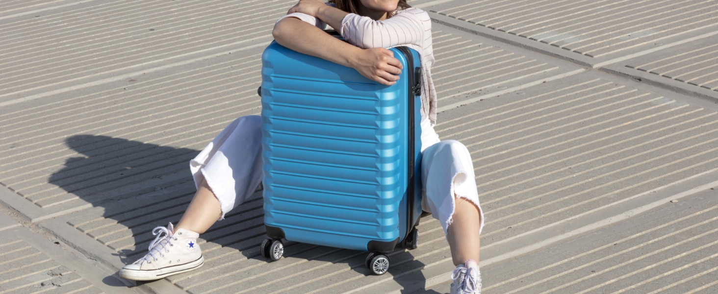 Набір валіз NUMADA 4 шт. (75/63/53 см) + косметичка, ABS, жорсткий, міцний, з коліщатами, з замком