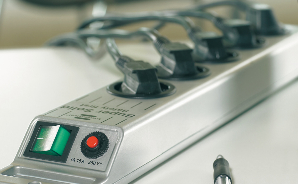 Многорозеткова смуга Brennenstuhl Super-Solid 8-фазна з вимикачем, 2.5м кабель, ударостійкий полікарбонат, срібляста