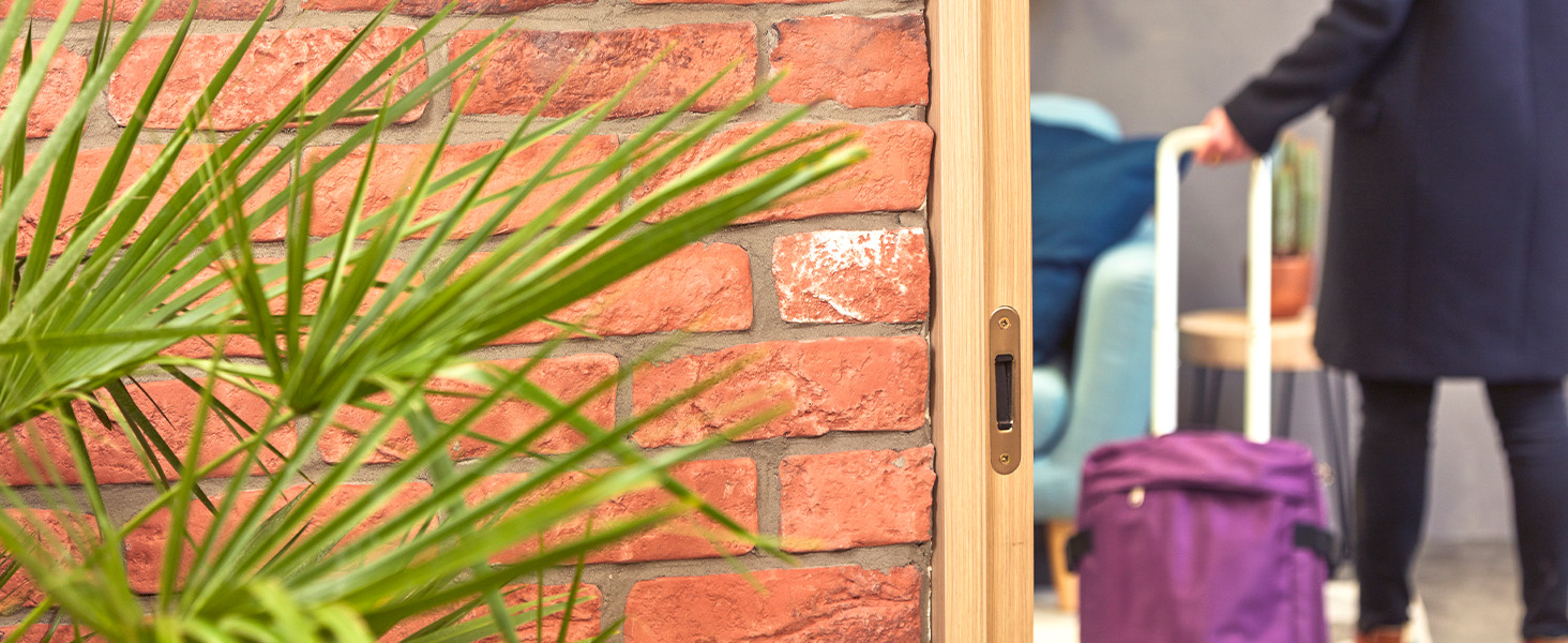 Сейф для ключів Master Lock Smart Connected з Bluetooth та кодовим замком, настінний, шифрування за військовим стандартом, 12.7x8.3x5.9 см