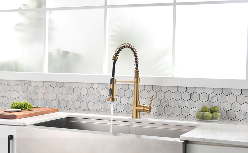 Кухонний змішувач AIMADI висувний, високого тиску, з 2 режимами (струя та туман), поворотний на 360°, однолеверний для кухонної мийки (золото)