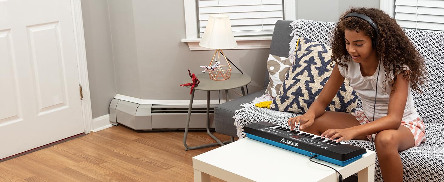 Alesis Melody 54 - Портативна клавіатура з 54 клавішами, вбудованими динаміками, 300 звуками, 300 ритмами, 40 демо-піснями, навчальними інструментами, мікрофоном та підставкою для нот (32 клавіші)