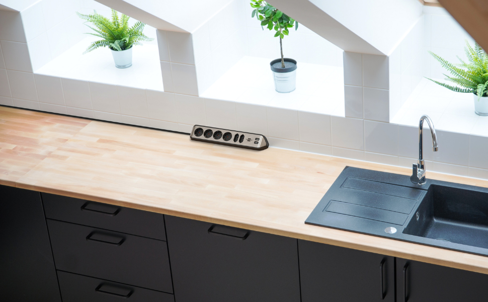 Смуга розеток Brennenstuhl Estilo Ecksteckdosenleiste 6-Fach: 4 розетки з заземленням, 2 Euro-розетки, 2 USB-порти (A), срібно-білий колір