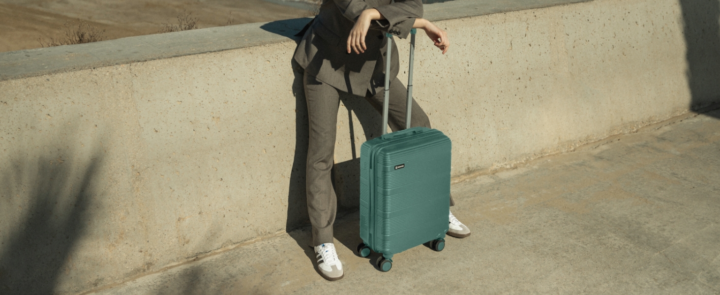 Набір валіз NUMADA Upfly T10 (3 шт.) з ABS: ручна валіза 55x40x20, середня валіза 66x44x26, косметичка. Зелений колір. Безпечний та міцний.