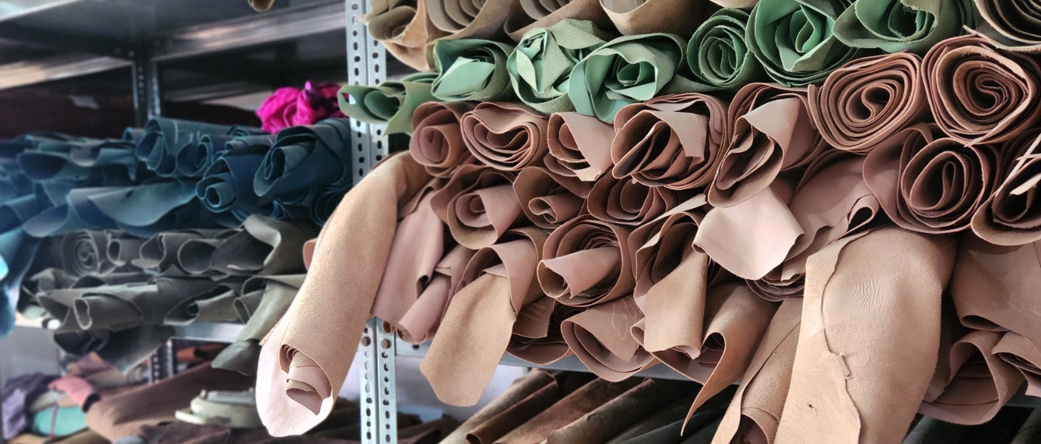 Сумка через плече Wise Owl з натуральної шкіри: жіноча та чоловіча, маленька сумка-кросбоді, 5 відділень, колір сапфіровий блакитний, шкіра наппа