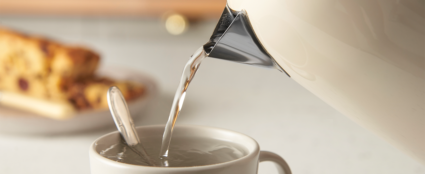 Електричний чайник Russell Hobbs Colours Plus Mocha з нержавіючими акцентами, 1.7л, 2400W, з індикатором рівня води, фільтром від накипу та функцією швидкого кип'ятіння