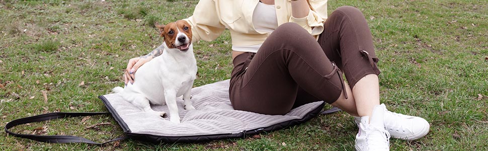 FREUDENTIER Килимок для собак на вулицю, складаний | З м'якою лежачою поверхнею з штучної шкіри, що стирається, водонепроникний та стійкий до бруду | Лежанка для собак у дорогу, виготовлено в ЄС (95x70 см)