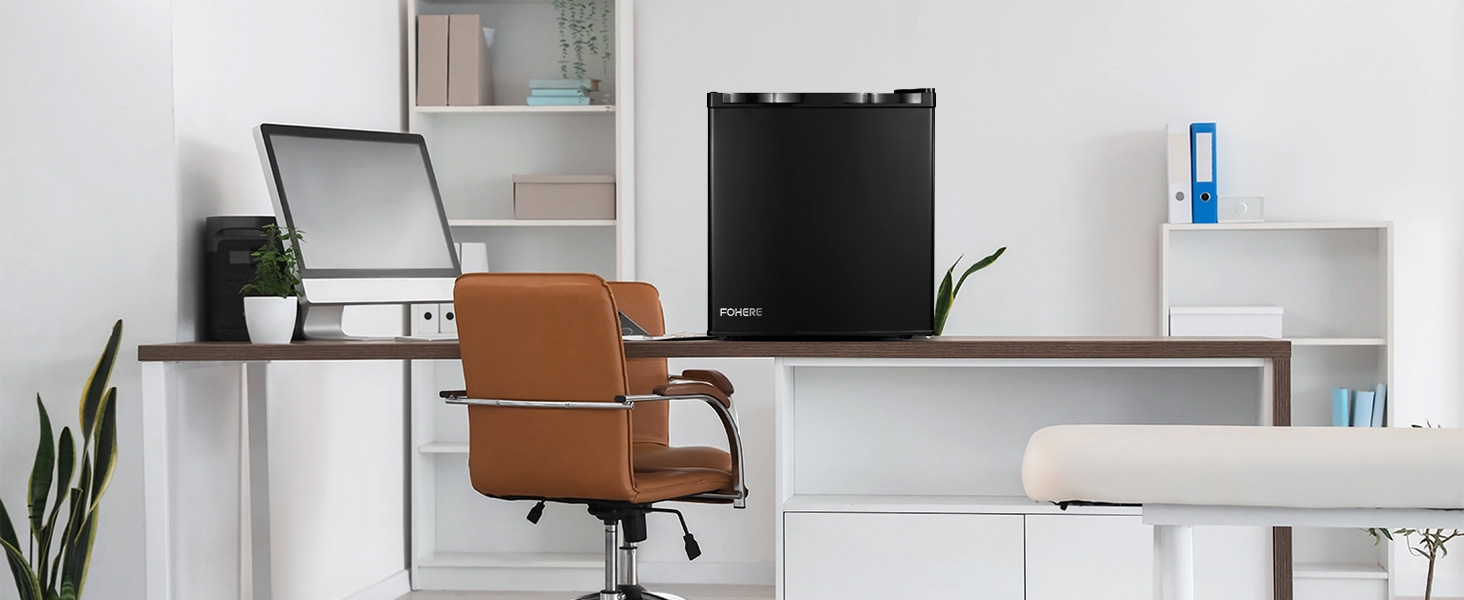 Міні-холодильник 46л з відділенням для льоду, чорного кольору. Енергоефективний, з регулюванням температури та змінним напрямком відкривання дверцят. Ідеально підходить для кухні, офісу, спальні, готелів та невеликих квартир.