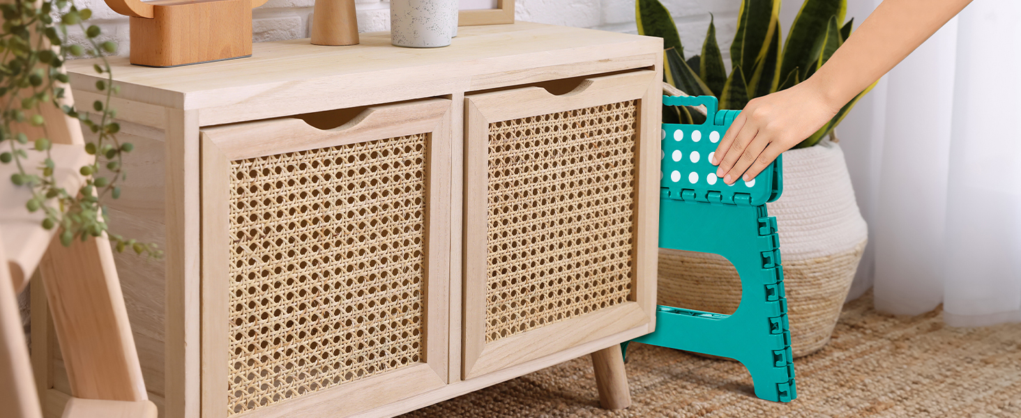 Складаний табурет HOUSE DAY 27 см, чорний. Стабільний, з антиковзними ніжками та ручкою для перенесення, компактний, витримує до 150 кг. Підходить для кухні, ванної, дитячої кімнати, кемпінгу.