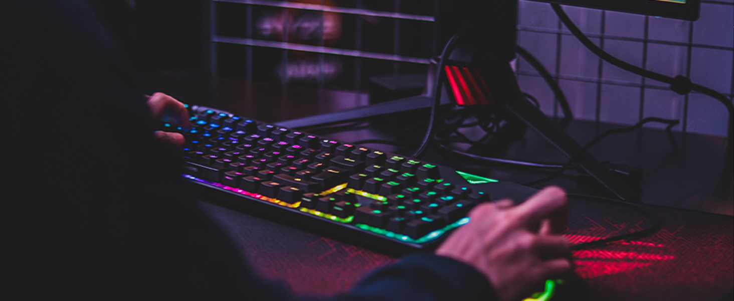 Ігровий набір клавіатури, навушників та миші: клавіатура 104 клавіші з підсвічуванням Rainbow, миша 2400DPI, навушники 7.1 Surround Sound RGB, мишка під клавіатуру, сумісний з PS4, Xbox (потрібен адаптер), білий/чорний