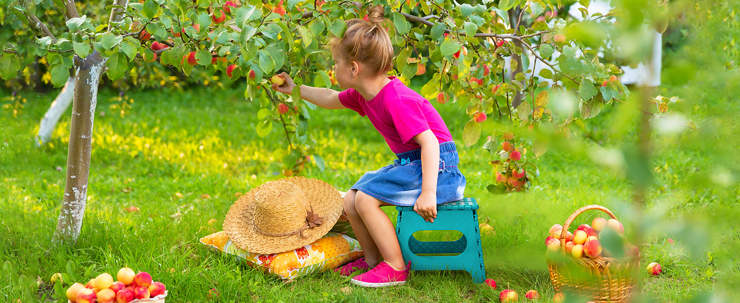 Складаний табурет HOUSE DAY 27 см, чорний. Стабільний, з антиковзними ніжками та ручкою для перенесення, компактний, витримує до 150 кг. Підходить для кухні, ванної, дитячої кімнати, кемпінгу.