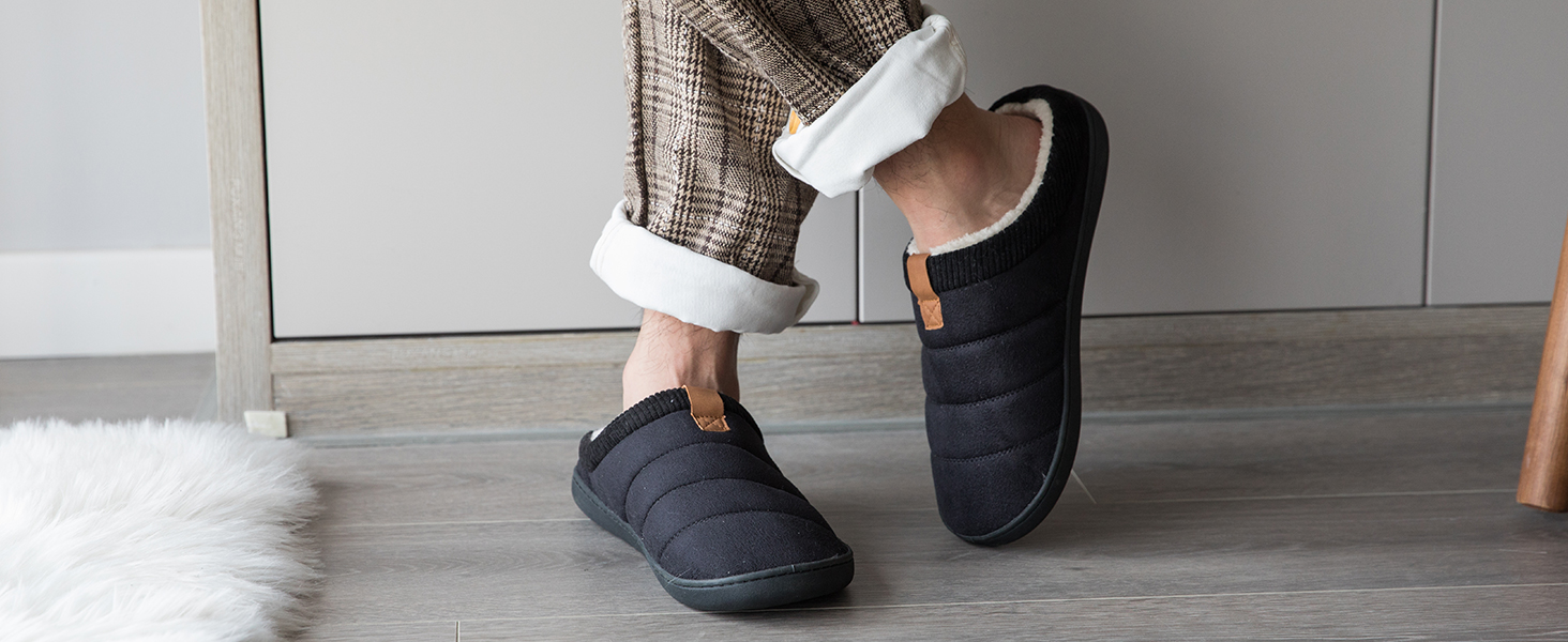 Чоловічі тапочки зимові теплі м'які комфортні з піною пам'яті протиковзкі для дому та вулиці 45/46 EU чорні