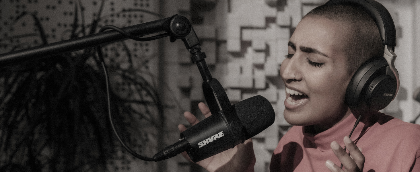 Мікрофон Shure MV7+ для подкастів, стрімінгу та запису - білий (срібний). USB/XLR, LED-сенсор, автоматичне регулювання рівня звуку, цифровий поп-фільтр