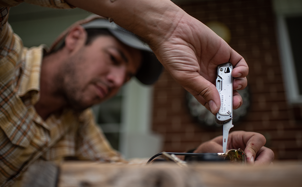 Leatherman Free T4 Multi-Tool - Magnetic, One-Handed, 12-Tool Pocket Knife