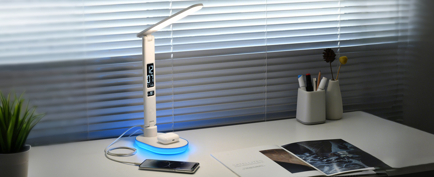 Настільна лампа CCHKFEI з регулюванням, годинником, LED-дисплеєм, бездротовим зарядним пристроєм 10W та USB-портом, 3 режими кольору, датчиком температури та RGB-підсвічуванням для читання, дому та офісу