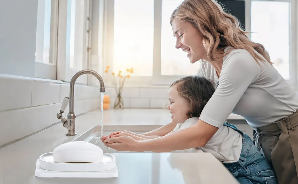 Підставка для мила Shinowa з подвійним шаром та знімним контейнером для води. Мильниця самостійно спорожняється, підходить для ванної кімнати, кухні, душу, ванни, раковини, робочої поверхні. Матеріал: мармур, білий (текстурований).