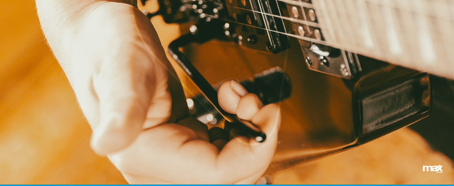 Електрогітара Max GigKit Rock Style: Комплект для гітари з підсилювачем, чохлом, медіатором, тюнером, кабелем, струнами та ременем, 24 лади - Чорний