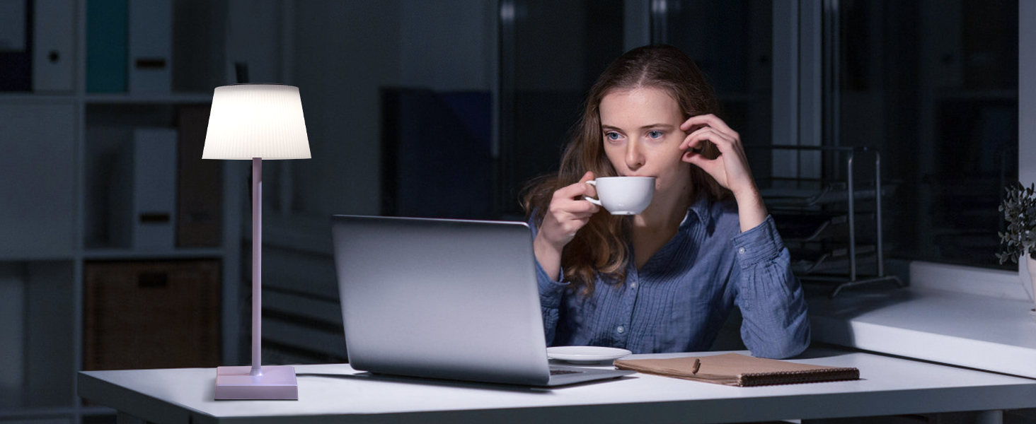 Світлодіодна настільна лампа Aigostar акумуляторна бездротова, димується сенсорно, 3 режими світла, водонепроникна IP54 для дому та саду - фіолетова