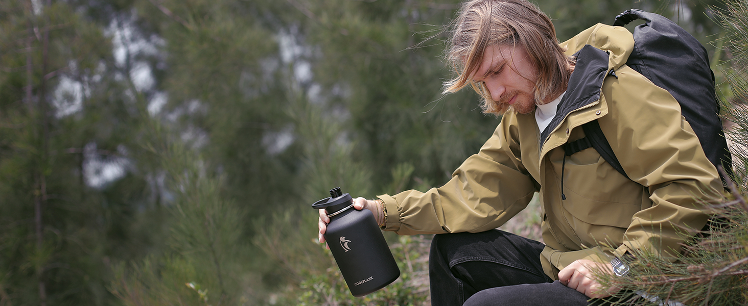 Термобутилка Coolflask 2 л з нержавіючої сталі з PU-чохлом, ізольована пляшка для води з кришкою-соломинкою, тримає холод 48 годин і тепло 24 години, Polar Black