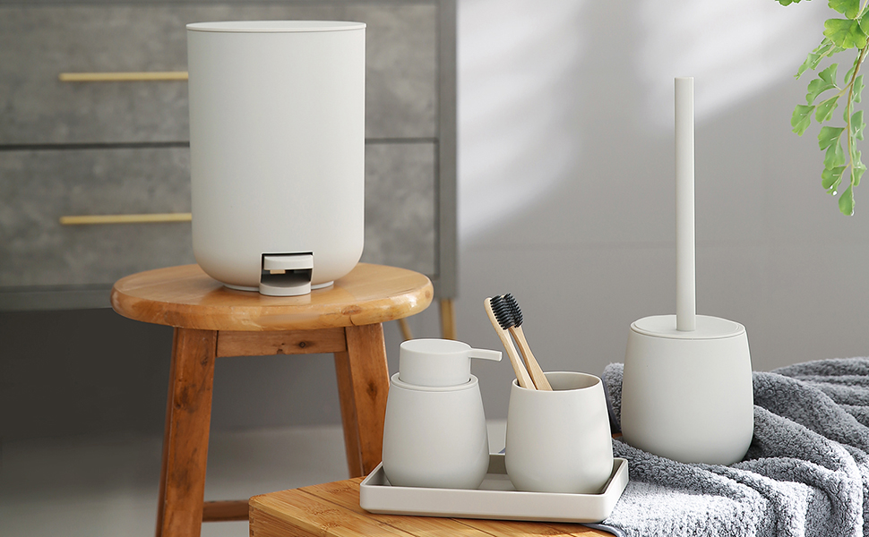 GAHEFY Badset Badezimmer Zubehör Set Beige, Badausstattung Sets Deko, 5-teiliges Bad Set - Seifenspender, Zahnbürstenhalter, Schminktablett, Klobürste und Mülleimer Set für Bad (Beige)