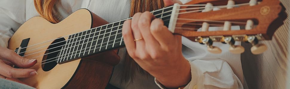 Гіталеле Yamaha GL1 з сумкою – гібрид гітари та укулеле (70 см), 6 струн (3 нейлонові / 3 металеві обмотані, нейлоновий комплект)