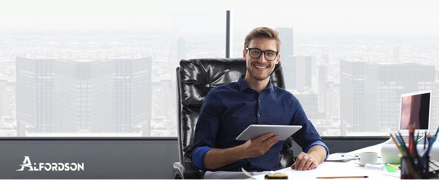 Офісне крісло ALFORDSON з регулюванням нахилу 150°, обертання 360° та підставкою для ніг. PU-шкіра, глянцевий чорний колір Palmer. Підходить для роботи та геймінгу.