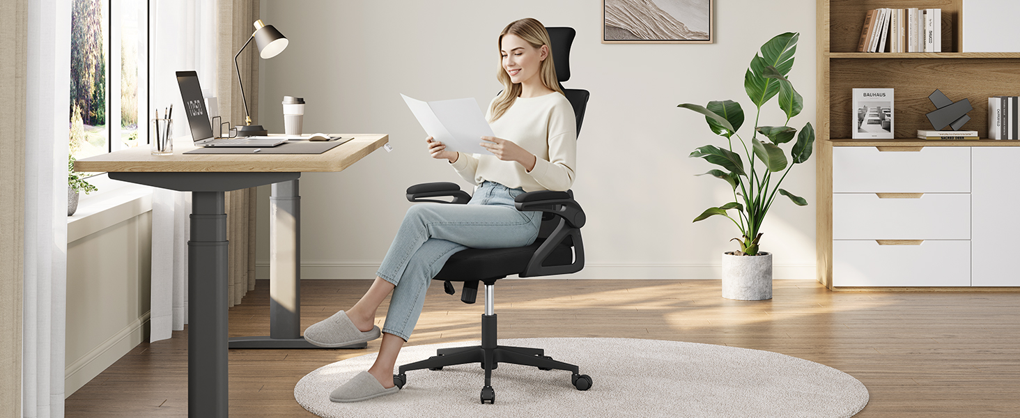 Офісне крісло Yaheetech ергономічне, з підйомними підлокітниками, регульованою підголівником, функцією гойдання, чорне, до 136 кг