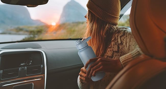 Термос-пляшка з нержавіючої сталі 1 л із трубочкою, герметична, підходить для газованих напоїв, без BPA, чорна – для спорту, школи, університету, велосипеда, туризму, фітнесу (750 мл)
