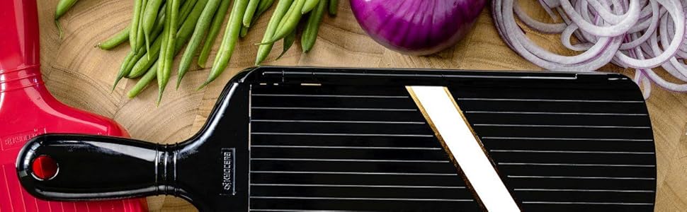 Терезка Kyocera Universal для овочів та фруктів, червона, з керамічними лезами, з захистом пальців, ергономічна, з отвором для підвішування