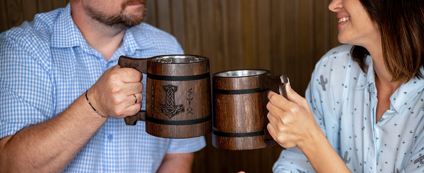 Дерев'яний кубок Wikinger 0.6 л з дуба, коричневий - середньовічний кубок для пива, кружка, глечик з гравіюванням молота Тора, рунами. Ідеальний подарунок для любителів пива, дерев'яний кубок, Валентин, подарунок для чоловіків, ретро, коричневий