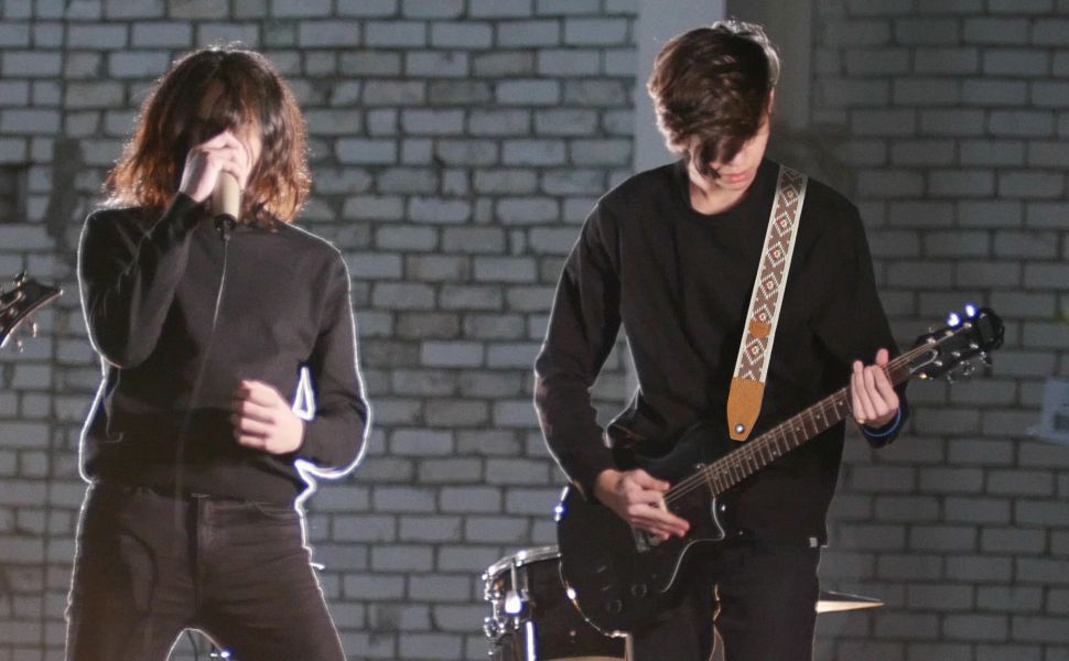 Гітарний ремінь 5,1 см з бавовняного друку, квітковий принт, з повнозернової шкіри, для бас-гітари, електрогітари та акустичної гітари, безкоштовна кнопка для ремінця, фіксатори ремінця та медіатори. Жовті ромашки (Чорний діамант)