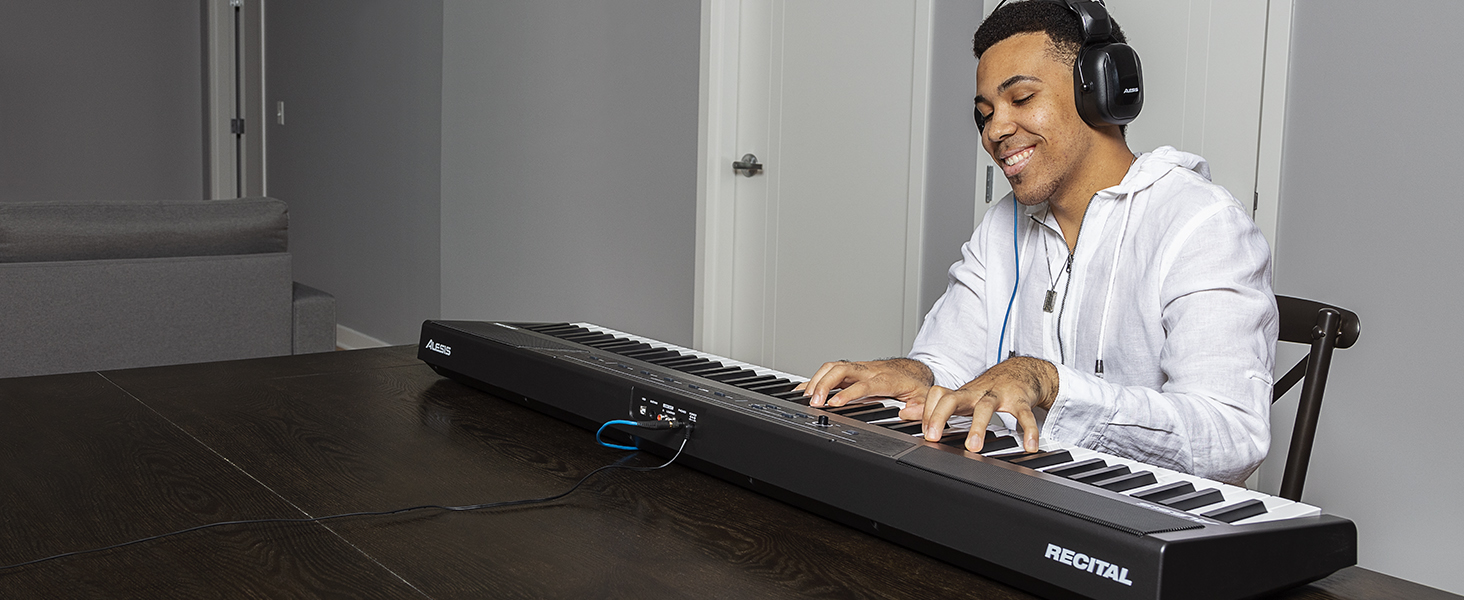 Alesis Recital - Електронне піаніно 88 клавіш для початківців з напівзваженими клавішами, динаміками, 5 преміум-звуками, виходом для навушників та підпискою на уроки гри на піаніно, чорного кольору