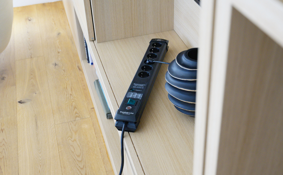 Бренненштуль Преміум-Лінія Мережевий фільтр 6 розеток з захистом від перенапруги до 60000A (з вимикачем та 3м кабелем, для кріплення на стіну, Made in Germany) чорний, розсіювач струму 60000 A