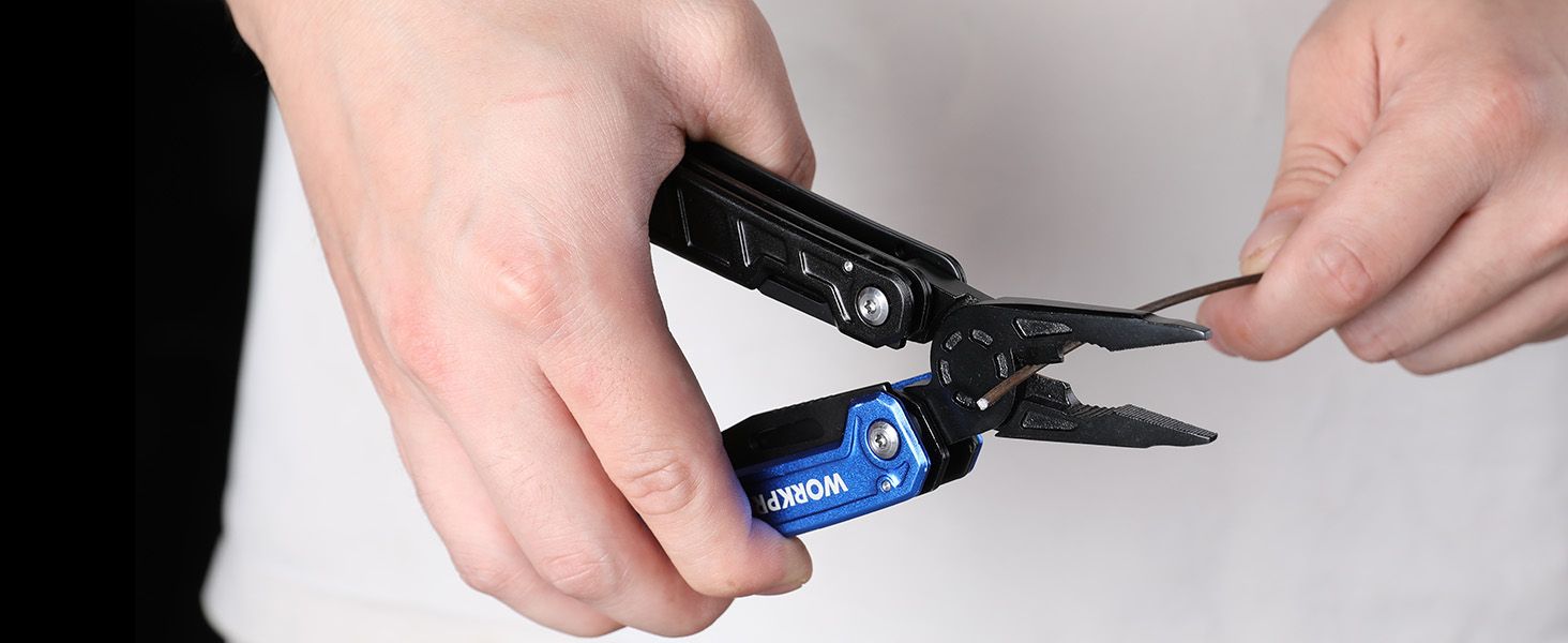 Мультитул WORKPRO 11-в-1: мультиінструмент з нержавіючої сталі з карабіном, плоскогубцями, інструментом для обрізки кабелю, відкривачем пляшок, викрутками. Підходить для активного відпочинку та повсякденного використання. У комплекті – зручна сумка.